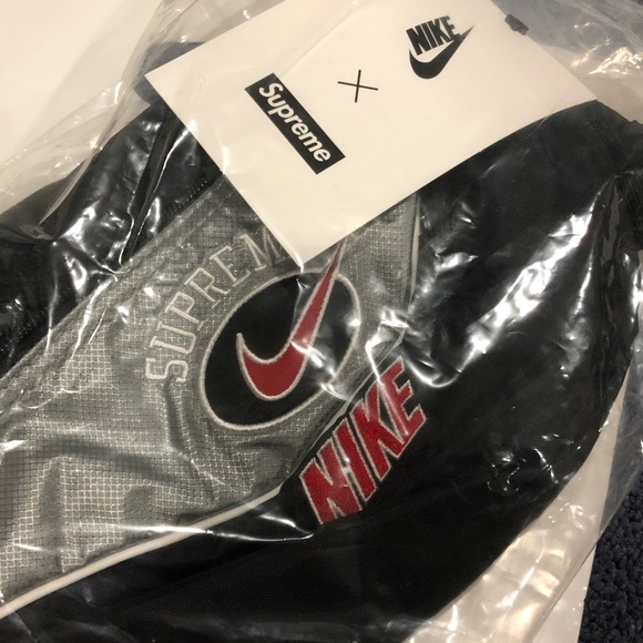 Nike x Supreme Waist Bag - Picture 2 of 4